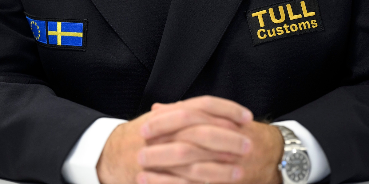 En tulltjänstemans uniform i närbild. Regeringen vill att det ska bli straffbart att föra ut mer än 10 000 euro i kontanter från Sverige till ett annat EU-land, utan att anmäla det till Tullverket